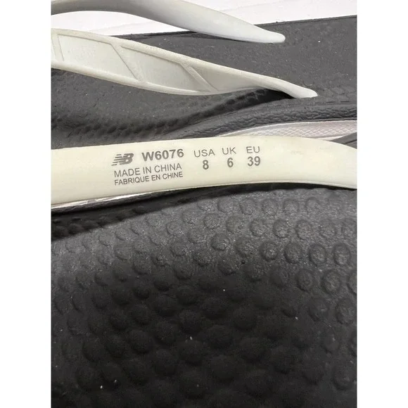 New Balance W6076 Women's Beach & Pool Flip Flops Size 8 Black White - Picture 4 of 7